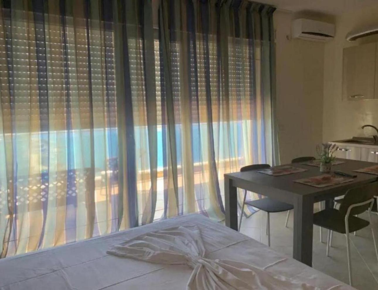 Toto Hotel & Apartments Вльора Екстер'єр фото