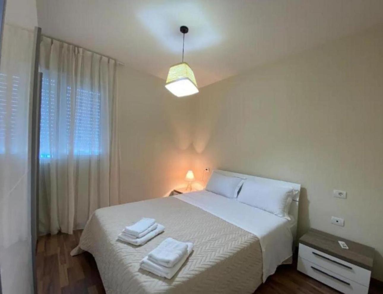 Toto Hotel & Apartments Вльора Екстер'єр фото