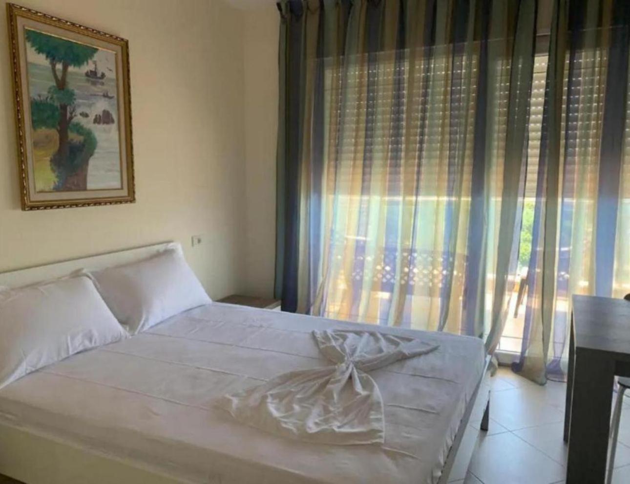 Toto Hotel & Apartments Вльора Екстер'єр фото